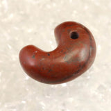 佐渡　赤玉石　23mm勾玉　証明書付 5.5ｇ (ID:50946)