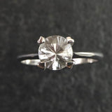 ブラジル産 フェナカイト 6.6mmラウンドカット リング 鑑別書付 15号 (ID:51082)