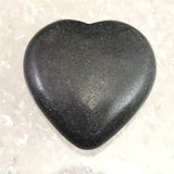H&E社 ブラックアゼツライト(AZOZEO) 40mmハート 証明書付 30.7g (ID:51452)