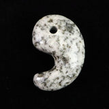京都府産　鞍馬石 30mm勾玉 証明書付 9.0g　 (ID:53034)