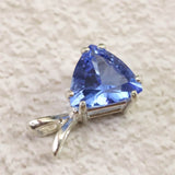 H&E社  シベリアンブルークォーツ 8mmトライアングル ペンダントトップ 0.8g (ID:53603)
