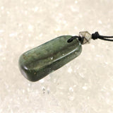 H&E社 ニュージーランド グリーンストーン タンブル コードペンンダント 5.9g (ID:55194)