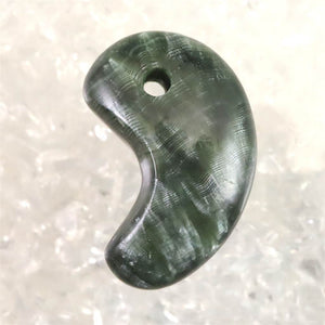 セラフィナイト クリノクロア 30mm 勾玉 8.5g (ID:56394)