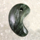 セラフィナイト クリノクロア 30mm 勾玉 8.5g (ID:56394)