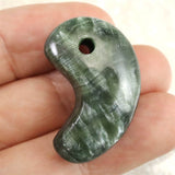 セラフィナイト クリノクロア 30mm 勾玉 8.5g (ID:56394)