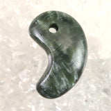 セラフィナイト クリノクロア 30mm 勾玉 8.5g (ID:56394)