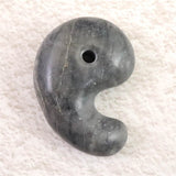 沖縄県　美ら海石 34mm勾玉 証明書付 13.6g (ID:56480)