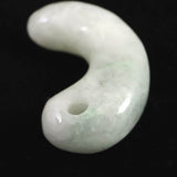 糸魚川翡翠 薄緑 25mm勾玉 現代の名工作 証明書付　4.4g (ID:57989)