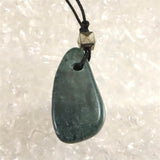 H&E社 ニュージーランド グリーンストーン タンブル コードペンンダント 5.9g (ID:59080)