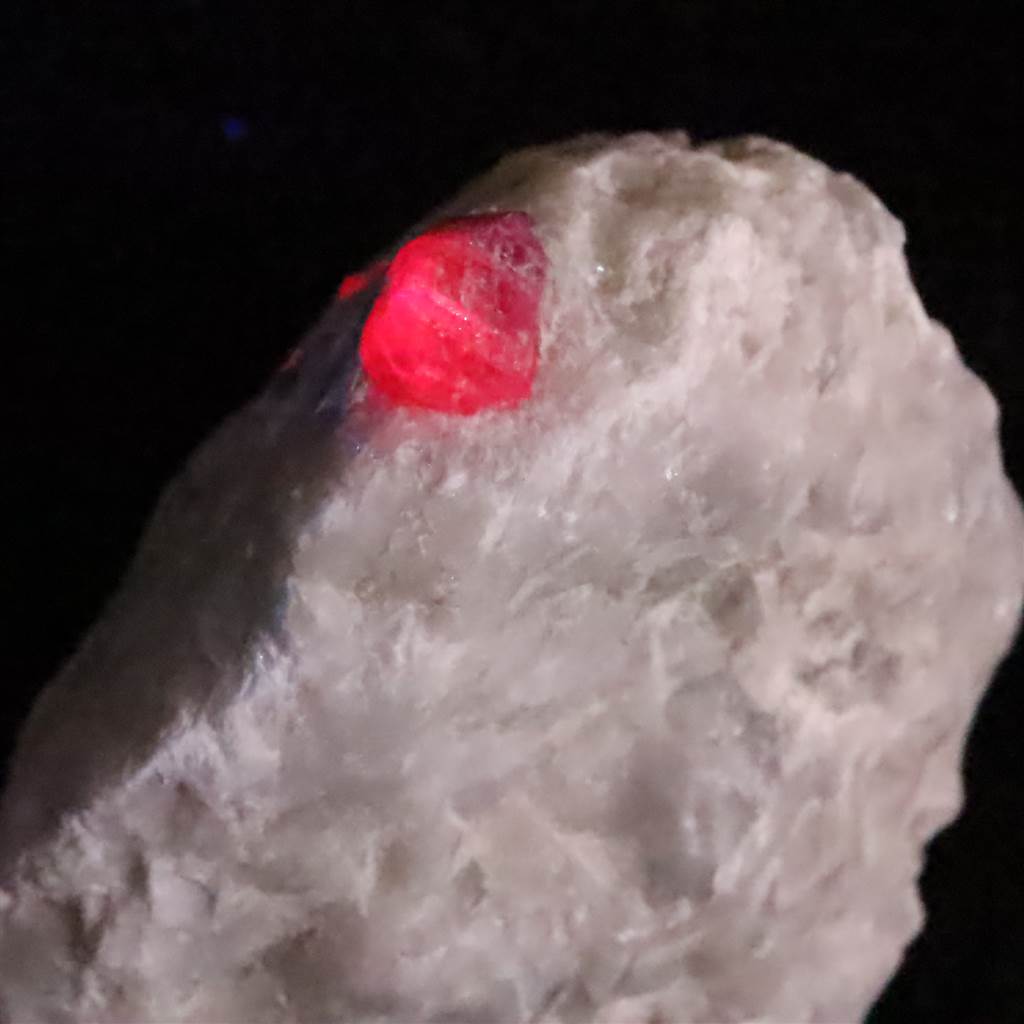 ルビー原石 パキスタン産 母岩付き 蛍光 73.2g (ID:59402) | 榎本通商