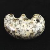 京都府産　鞍馬石 31mm 獣型 勾玉 証明書付 11.5g　 (ID:61425)