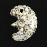 京都府産　鞍馬石 31mm 獣型 勾玉 証明書付 11.5g　 (ID:61425)