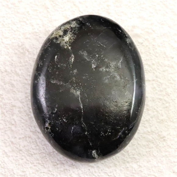 インド産 アイオライト　57mmパームストーン 91.4g (ID:62216)