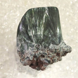 セラフィナイト クリノクロア 49mm原石 一部磨き 47g (ID:64563)