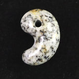 京都府産　鞍馬石 27mm勾玉 証明書付 7.2g　 (ID:65514)