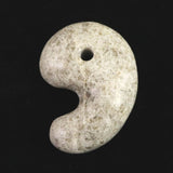 宮崎県産 二ニギ水晶　 33mm勾玉 証明書付 13.7g (ID:67508)