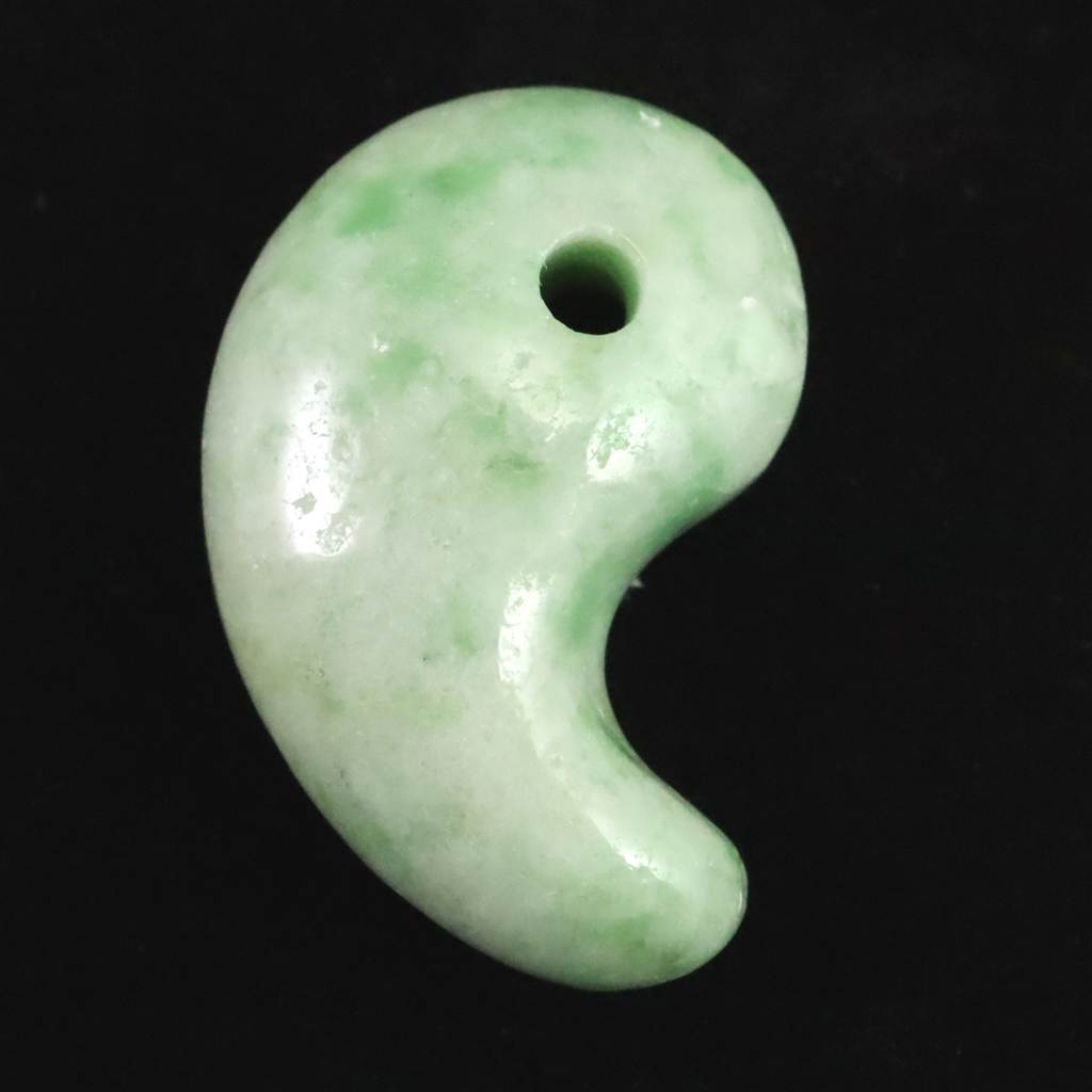 崑崙翡翠（こんろんひすい） AAA 30.5mm勾玉 11.9g (ID:68069) | 榎本通商