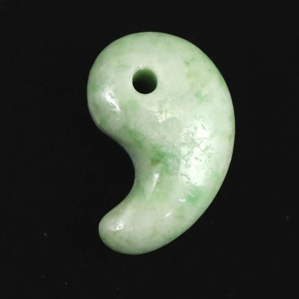 崑崙翡翠（こんろんひすい） AAA 30.5mm勾玉 11.9g (ID:68069) | 榎本通商