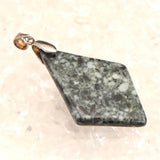 遠野石 角閃石 かくせんせき 菱型ペンダントトップ 証明書付 5.0g  (ID:69512)