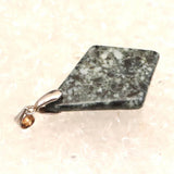 遠野石 角閃石 かくせんせき 菱型ペンダントトップ 証明書付 5.0g  (ID:69512)