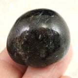 H&E社 アルベゾナイト アルベゾン閃石 タンブル 17.8g (ID:69836)