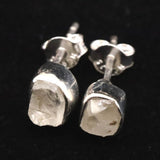 ロシア産 フェナカイト 6mm原石 ピアス 1.2g (ID:70804)