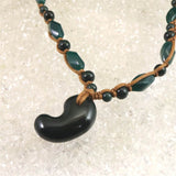 出雲碧玉 出雲石 SA 36mm勾玉 ビーズ ネックレス　ディレクトリカード付 40.79g (ID:70991)