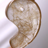 ヒマラヤ マニハール産 ゴールドルチル入り 水晶 34mm勾玉 10.7g (ID:71310)