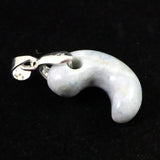 糸魚川翡翠  ヒスイ 小滝産 薄青 19mm勾玉 ペンダントトップ ディレクトリカード付 3.2g (ID:72771)