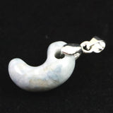 糸魚川翡翠  ヒスイ 小滝産 薄青 19mm勾玉 ペンダントトップ ディレクトリカード付 3.2g (ID:72771)