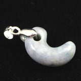 糸魚川翡翠  ヒスイ 小滝産 薄青 19mm勾玉 ペンダントトップ ディレクトリカード付 3.2g (ID:72771)