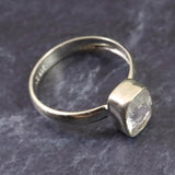 ロシア産 フェナカイト 9X7mmファセットカット リング 13.5号 (ID:74709)