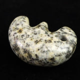 京都府産　鞍馬石 31mm 獣型 勾玉 証明書付 11.1g　 (ID:76702)