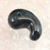 神居古潭石 （カムイ・コタン） 32mm 勾玉 証明書付 13.4g (ID:78141)