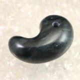 神居古潭石 （カムイ・コタン） 32mm 勾玉 証明書付 13.4g (ID:78141)