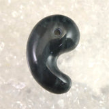 神居古潭石 （カムイ・コタン） 32mm 勾玉 証明書付 13.4g (ID:78141)