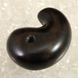 北海道産 ヴァーミリオンオブシディアン（紅十勝） 33mm勾玉 証明書付 12.3g (ID:78258)