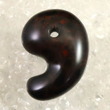 北海道産 ヴァーミリオンオブシディアン（紅十勝） 33mm勾玉 証明書付 12.3g (ID:78258)
