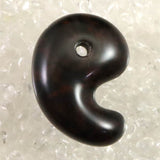 北海道産 ヴァーミリオンオブシディアン（紅十勝） 33mm勾玉 証明書付 12.3g (ID:78258)