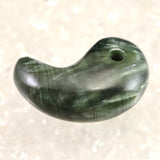 セラフィナイト クリノクロア 30mm 勾玉 8.51g (ID:79788)