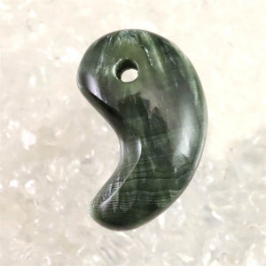 セラフィナイト クリノクロア 30mm 勾玉 8.51g (ID:79788)