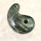 セラフィナイト クリノクロア 30mm 勾玉 8.51g (ID:79788)