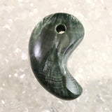 セラフィナイト クリノクロア 30mm 勾玉 8.51g (ID:79788)