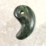 セラフィナイト クリノクロア 30mm 勾玉 8.51g (ID:79788)