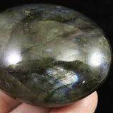 マダガスカル産 ラブラドライト 60mmパームストーン 111.4g (ID:81945)