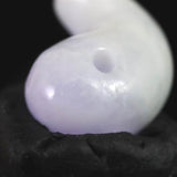 糸魚川翡翠 ラベンダー 30mm勾玉 現代の名工作 証明書付　12.4g (ID:82788)