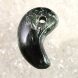 セラフィナイト クリノクロア 30mm 勾玉 8.4g (ID:82832)