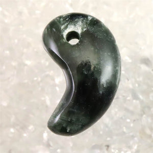 セラフィナイト クリノクロア 30mm 勾玉 8.4g (ID:82832)