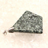 遠野石 角閃石 かくせんせき 扇型ペンダントトップ 証明書付 9.8g  (ID:85837)