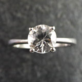 ブラジル産 フェナカイト 6.5mmラウンドカット リング 鑑別書付 13.5号 (ID:85976)